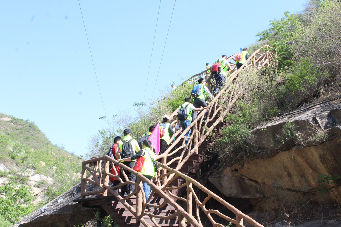 北京懷柔神堂峪棧道拓展訓(xùn)練