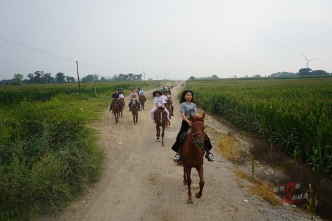 京西草原騎馬越野-龍慶峽游船一天團(tuán)建體